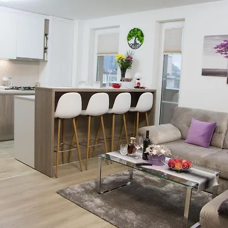 Luxury - Urban Plaza - Mountain View Apartment