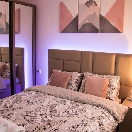 Luxury - Urban Plaza - Mountain View Apartment