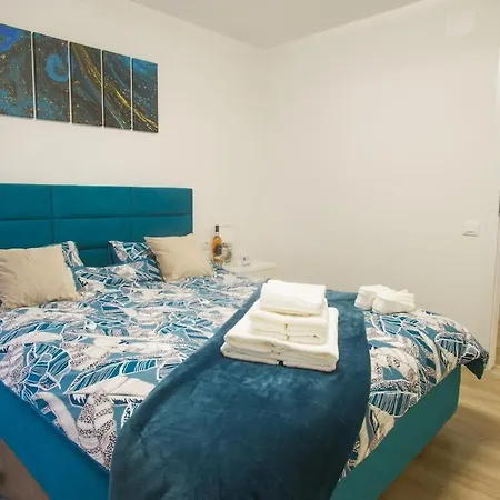 Luxury - Urban Plaza - Mountain View Apartment *